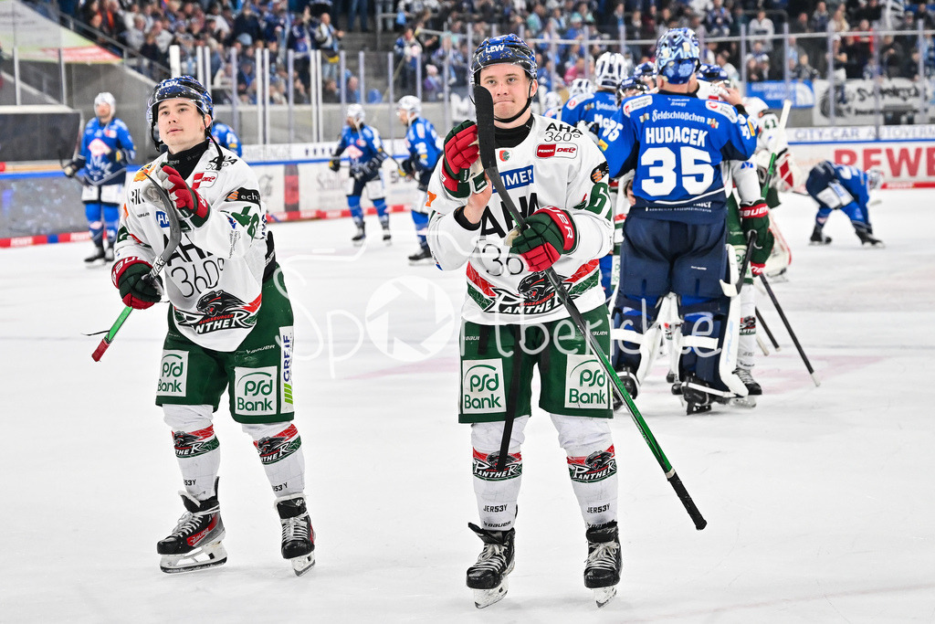 Dresdener Eislöwen - Augsburger Panther | Die Spieler der Panther feiern zusammen mit den Fans den Auswärtssieg in Dresden / DEL: Dresdener Eislöwen - Augsburger Panther; Joynext-Arena am 05.10.2025 / Moritz ELIAS (Augsburger Panther 46) und Florian ELIAS (Augsburger Panther 67)