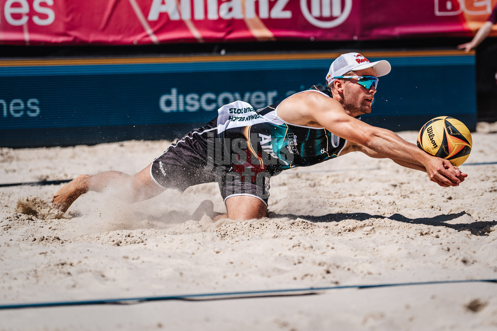 Beachvolleyball | Männer | Allianz German Beach Tour 2025 | Tourstop Bremen | 12.06.2025 | Bo Hansen springt zum Ball