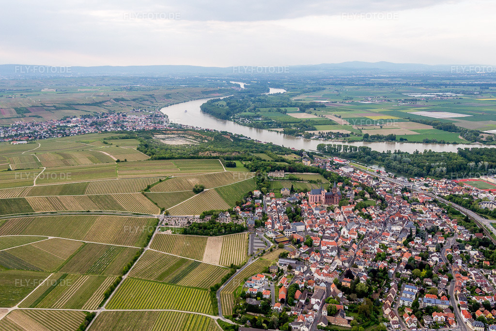 Luftbild: Ortschaft mit Katharinenkirche und Burg Landskron an den Fluss- Uferbereichen des Rhein in Oppenheim im Bundesland Rheinland-Pfalz in Deutschland. Foto: IMG_088487.jpg vom 17.05.2016 durch Werner Riehm/FLY-FOTO.de