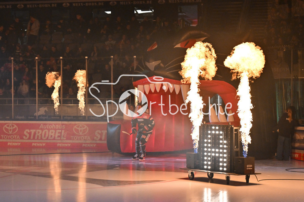 Augsburger Panther - EHC RB München | Der Einlauf der Panther beim Heimspiel gegen Muenchen / DEL: Augsburger Panther - EHC RB Muenchen, Curt Frenzel Stadion am 16.01.2025