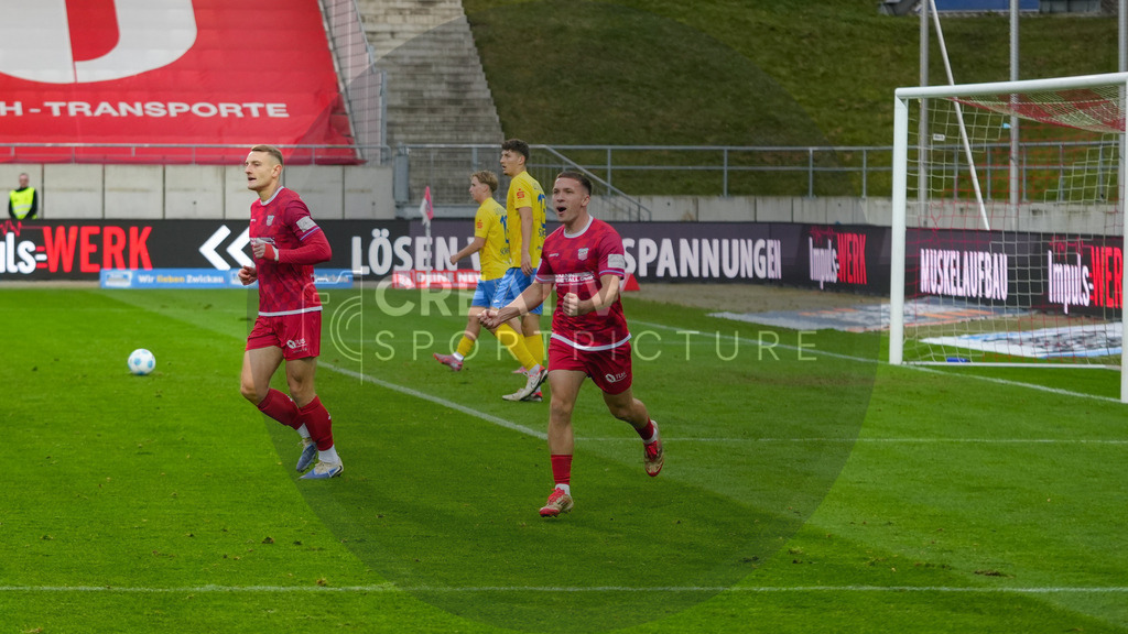 Fußball, Herren, Saison 2025/2026, Regionalliga Nordost, 14. Spieltag, FSV Zwickau vs. FSV 63 Luckenwalde, Samstag 01.11.2025, GGZ-Arena Zwickau | Fußball, Herren, Saison 2025/2026, Regionalliga Nordost, 14. Spieltag, FSV Zwickau vs. FSV 63 Luckenwalde, Samstag 01.11.2025, GGZ-Arena Zwickau, Im Bild: Nick Breitenbücher (Zwickau) jubelt über seinen Treffer zum 3:0. - Realisiert mit Pictrs.com