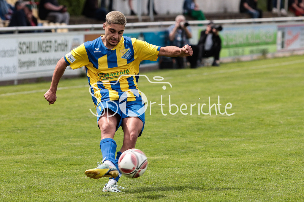 FC Pipinsried - SV Wacker Burghausen | Halit YILMAZ (FCP #11) am Ball / Einzelfoto / Freisteller