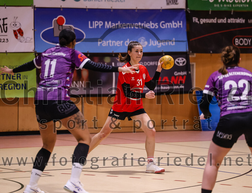 2025-01-18_102_SpVgg_Altenerding_gegen_TV_Altoetting | Erding, Deutschland, 18.01.2025:Handball, Bezirksoberliga Frauen Altbayern 2024 / 2024, 11. Spieltag, SpVgg Altenerding gegen TV Altötting, Endergebnis: 19:24Nikayla Alston (SpVgg Altenerding, #11), Sarah Greilinger (TV Altötting, #31), Johanna Taubmann (SpVgg Altenerding, #22)Foto: Christian Riedel / fotografie-riedel.net