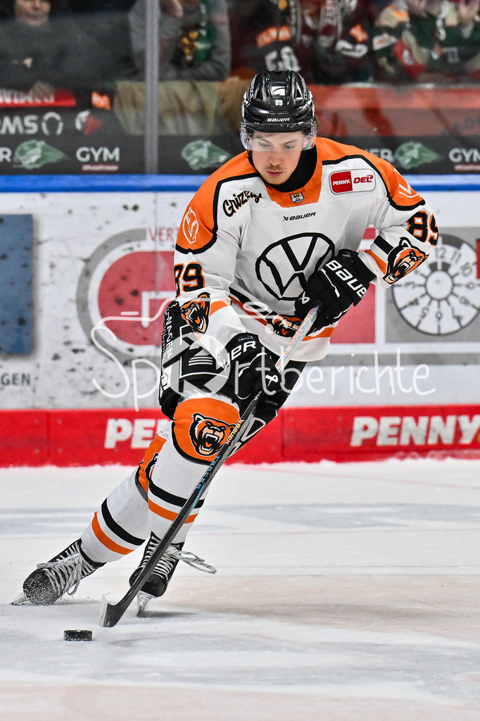 Augsburger Panther - Grizzlys Wolfsburg | am Puck Matt CHOUPANI (Grizzlys Wolfsburg 89) / Einzelfoto / Freisteller / DEL: Augsburger Panther - Grizzlys Wolfsburg; Curt Frenzel Stadion am 10.10.2025