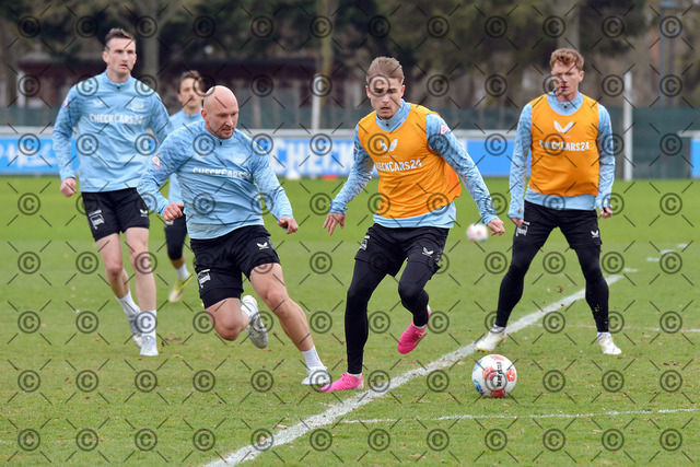 RGE_8660b | Hertha BSC, 2.Bundesliga, Herren, Training, Saison 2025/26, li. im Bild Toni Leistner ( Hertha BSC ), Marten Winkler ( Hertha BSC ),  Mittwoch 25.03. 2026,   Fotograf:   Ralf Gebhardt - Realisiert mit Pictrs.com