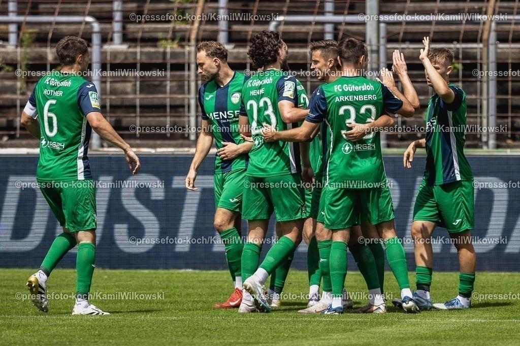 xkwi02082501065 | 02.08.2025, xkwix, Fußball, Regionalliga West, FC Gütersloh - 1. FC Bocholt, Ohlendorf Stadion im Heidewald: Torjubel der Mannschaft nach dem Tor zum 5:3 durch Patrik Twardzik ( FC Gütersloh #18 ) 