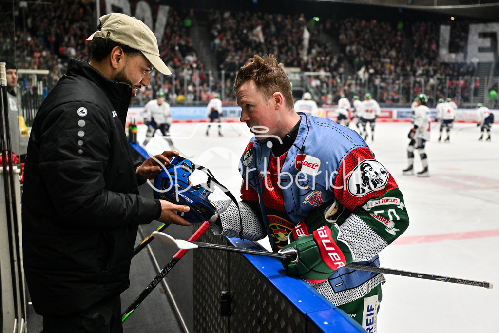 Augsburger Panther - Eisbären Berlin | AUGSBURG, GERMANY - 27. JANUARY: im Bild Miles HOLLOWAY und Cody KUNYK (Augsburger Panther 20) vor dem Match zwischen den Augsburger Panthern und den Fischtown Pinguins am 43. Spieltag der Penny DEL im Curt Frenzel Stadion