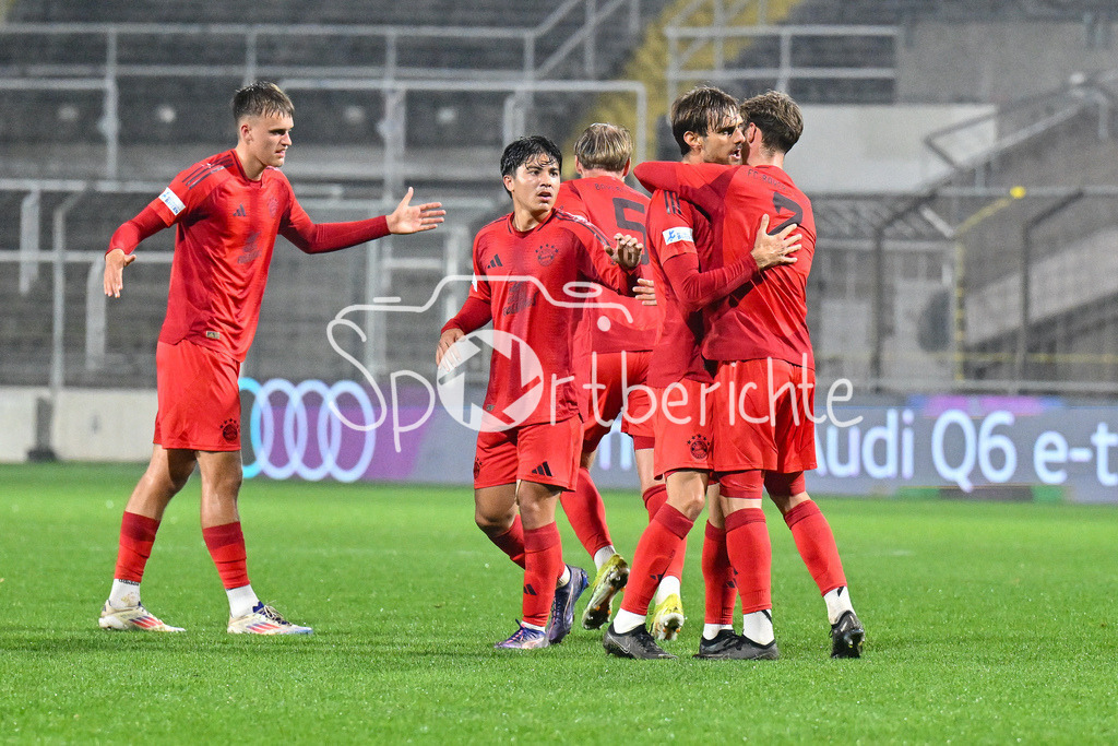 FC Bayern Amateure - FV Illertissen | Jubel der kleinen Bayern nach dem Trefferzum 1-1 durch Luca DENK (FC Bayern München II #6) / Freude / Happy / tor / torschuetze