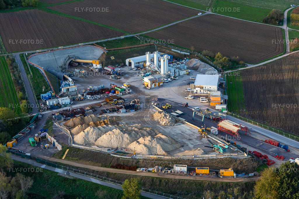 Luftbild: Baustelle des Tunnelportals Ost für den Astrid-Tunnel zur Unterquerung und Ortsumgehung von Bad Bergzabern zwischen B38 (Weinstraße) und B427 (Kurtalstraße) in Dörrenbach im Bundesland Rheinland-Pfalz in Deutschland.Foto: IMG_135120.jpg vom 22.10.2022 durch Werner Riehm/FLY-FOTO.deBemo: - BEMO Tunnelling GmbHLandesbetrieb Mobilität Rheinland-PfalzStadt Bad BergzabernHerrenknecht AG - Pioneering Underground Together