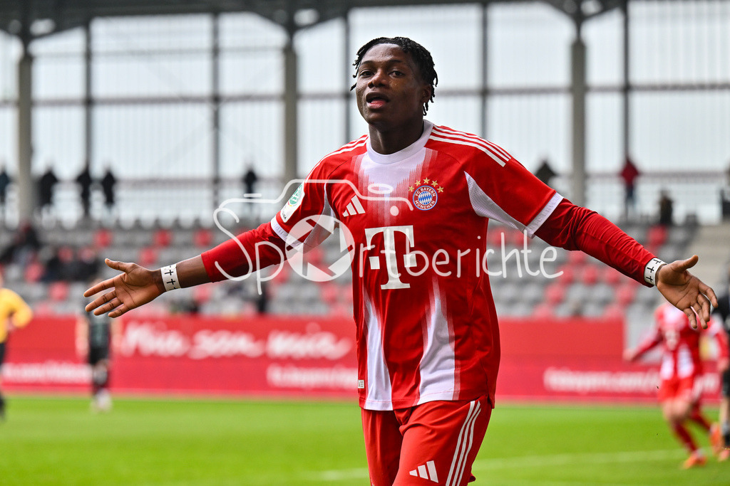 FC Bayern München - Hannover 96 | MUNICH, GERMANY - 15. FEBRUARY: Jubel der Bayern nach dem Treffer zum 3-1 durch Uzorchukwu EGWUATU (FC Bayern München U19 13) / Tor / Torschuetze / Freude / Happy während dem Spiel zwischen der U19 des FC Bayern München und der U19 von Hannover 96 am 2. Spieltag der Hauptrunde der U19-DFB-Nachwuchsliga am FC Bayern Campus