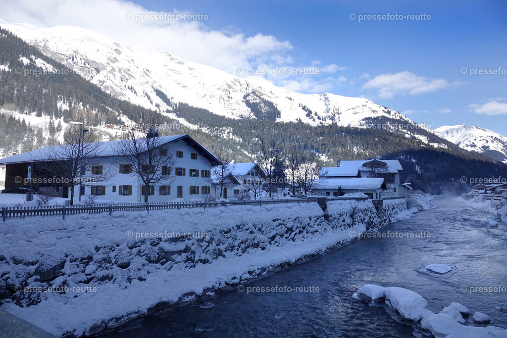 welltvi-Lechfluss-Winter_24Jan2019-Steeg_DSC2198 | Info aus dem Bezirk Reutte/Ausserfern Tirol sowie eine umfangreiche Bilddatenbank über die gesamte Region: Lechtal, Talkessel Reutte, Tannheimertal, Zwischentoren. Lech, Plansee, Zugspitze, Grenztunnel, B179, Fernpassstraße, Verkehr, Lawinen, Tradition, - Realisiert mit Pictrs.com
