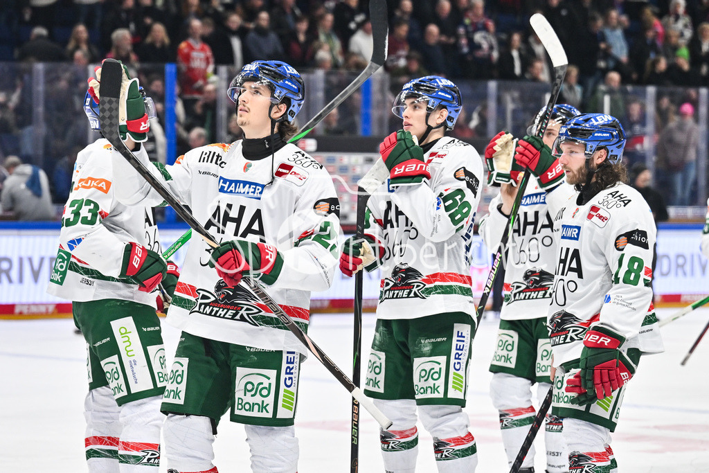 Eisbären Berlin - Augsburger Panther | BERLIN, GERMANY - 04. JANUARY: Die Spieler der Panther bedanken sich bei den mitgereisten Fans aus Augsburg nach dem Match zwischen den Eisbären Berlin und den Augsburger Panthern am 36. Spieltag der Penny DEL in der UBER Arena