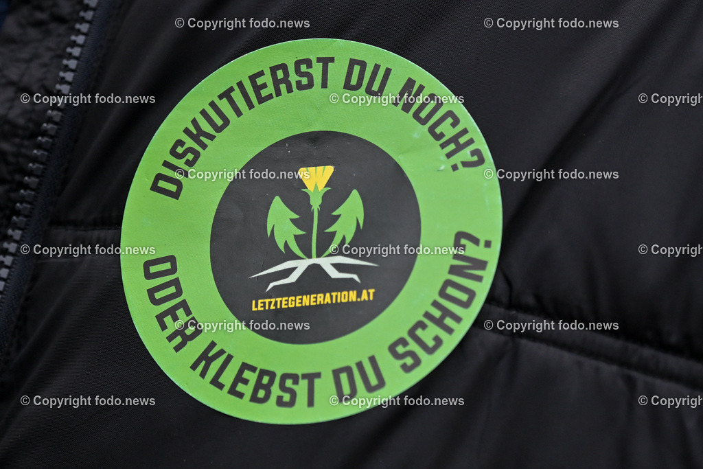 Demonstration Fridays for Future_ Lndhaus Linz_ 16.12.2023-13 | 16.12.2023, Linz, AUT, Demonstration Fridays for Future, Landhaus Linz, im Bild Demonstrationsteilnehmer, Kundgebung, Transparente, Omas gegen rechts, Teachers for Friday, Klimastreik, Klimaziele, Ansprachen