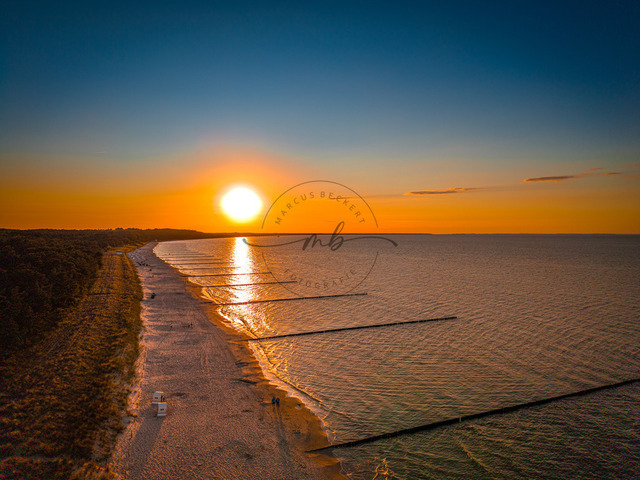 2026-08-08_20-26-29_000 | Beeindruckender Sonnenuntergang über einem weiten Strand mit ruhiger Ostsee und goldenem Himmel, Zempin, Usedom, Mecklenburg-Vorpommern, Deutschland - Realisiert mit Pictrs.com
