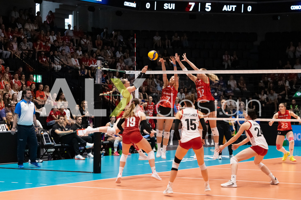 Austria v Switzerland - CEV European League Women | KRIENS, SWITZERLAND - JUNE 14: KORA MARINA SCHABERL of Austria attack / spike against MÉLINE PIERRET and FABIANA BRANCA of Switzerland double block during the CEV European League match between Austria and Switzerland at Pilatus Arena on June 14, 2026 in Kriens, Switzerland. - Realisiert mit Pictrs.com