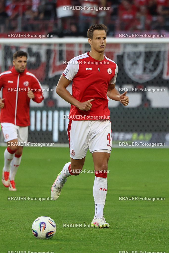 Rot-Weiss Essen - TSV Alemannia Aachen | Essen, Deutschland, 31.08.2025 Michael Schultz  (Rot-Weiss Essen) wärmt sich aufwährend des 3.Liga Spiels zwischen  Rot-Weiss Essen und Alemannia Aachen am 31.08.2025 im Stadion an der Hafenstraße in Essen. (Foto von Timo Bluhmki-Schmidt/Brauer Fotoagentur