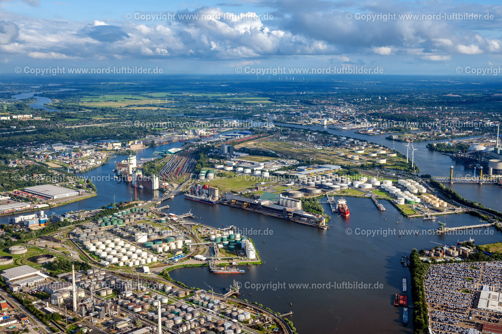 Hamburg_Wilhelmsburg_Hohe_Schaar_Gewerbegebiet_ELS_8623040823 | HAMBURG 21.08.2023 Raffinerie- Anlagen und Leitungssysteme auf dem Werksgelände des Mineralöl- Produzenten " Shell " in Hamburg, Deutschland. // Refinery equipment and management systems on the factory premises of the mineral oil manufacturers " Shell " in Hamburg, Germany. Foto: Martin Elsen