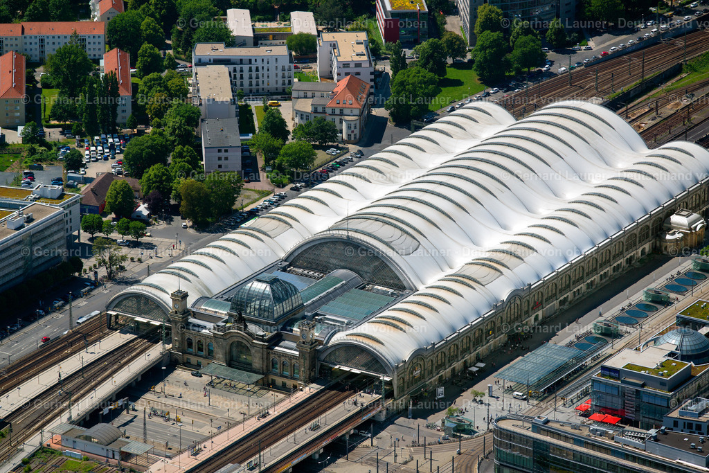 3803677 | DRESDEN 07.09.2021 Gleisverlauf und der Gebäude des Hauptbahnhofes Dresden der Deutschen Bahn in Dresden im Bundesland Sachsen, Deutschland. Weiterführende Informationen bei: DB Netz AG,  Deutsche Bahn AG,  Foster + Partners,  Heitkamp Construction GmbH,  Ingenieurbüro Brogsitter,  SSF Ingenieure AG. // Track progress and building of the main station of the railway in Dresden in the state Saxony, Germany. Further information at: DB Netz AG,  Deutsche Bahn AG,  Foster + Partners,  Heitkamp Construction GmbH,  Ingenieurbuero Brogsitter,  SSF Ingenieure AG. Foto: Gerhard Launer