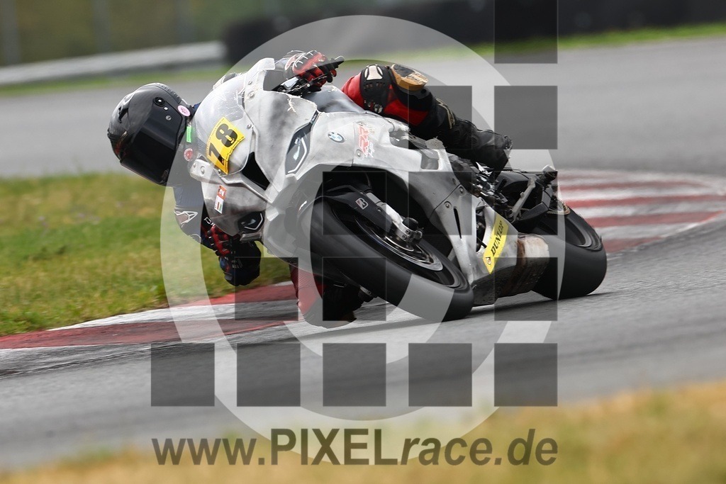 0078-20240917_05637 | Schöne Erinnerungen an spannende Momente - das festzuhalten ist unser Job. PIXELrace.de ist seit 2003 auf den Rennstrecken Europas unterwegs um die Action draußen beim Fahren und die wunderbare Stimmung imm Fahrerlager für euch einzufangen.