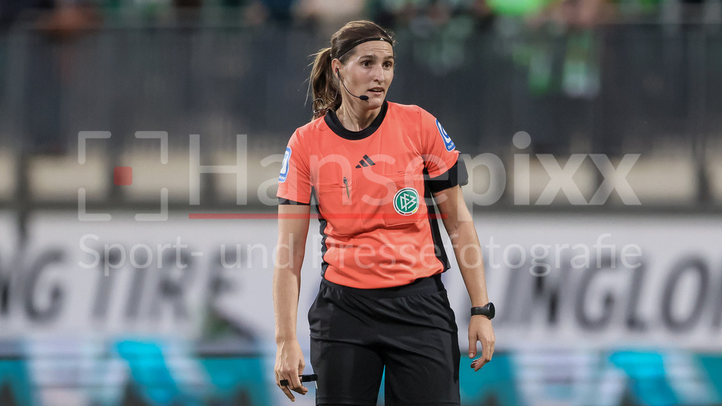 Fussball, Google Pixel Frauen-Bundesliga, VfL Wolfsburg - RB Leipzig | v.li.: Schiedsrichterin Naemi Breier Portrait, Nahaufnahme, Einzelfoto, Einzelbild, DIE DFB-RICHTLINIEN UNTERSAGEN JEGLICHE NUTZUNG VON FOTOS ALS SEQUENZBILDER UND/ODER VIDEOÄHNLICHE FOTOSTRECKEN. DFB REGULATIONS PROHIBIT ANY USE OF PHOTOGRAPHS AS IMAGE SEQUENCES AND/OR QUASI-VIDEO.