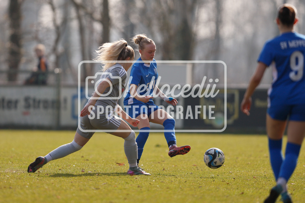 Fußball I Frauen I Saison 2025-2026 I Oberliga Niedersachsen I 15. Spieltag I SV Meppen 1912 e.v. U20 2 - BW Hollage -38 | Zweikampf zwischen Anna Krause (10, BW Hollage) Lotte Dijkhuizen (8, SV Meppen 1912 e.v.)  - Realisiert mit Pictrs.com