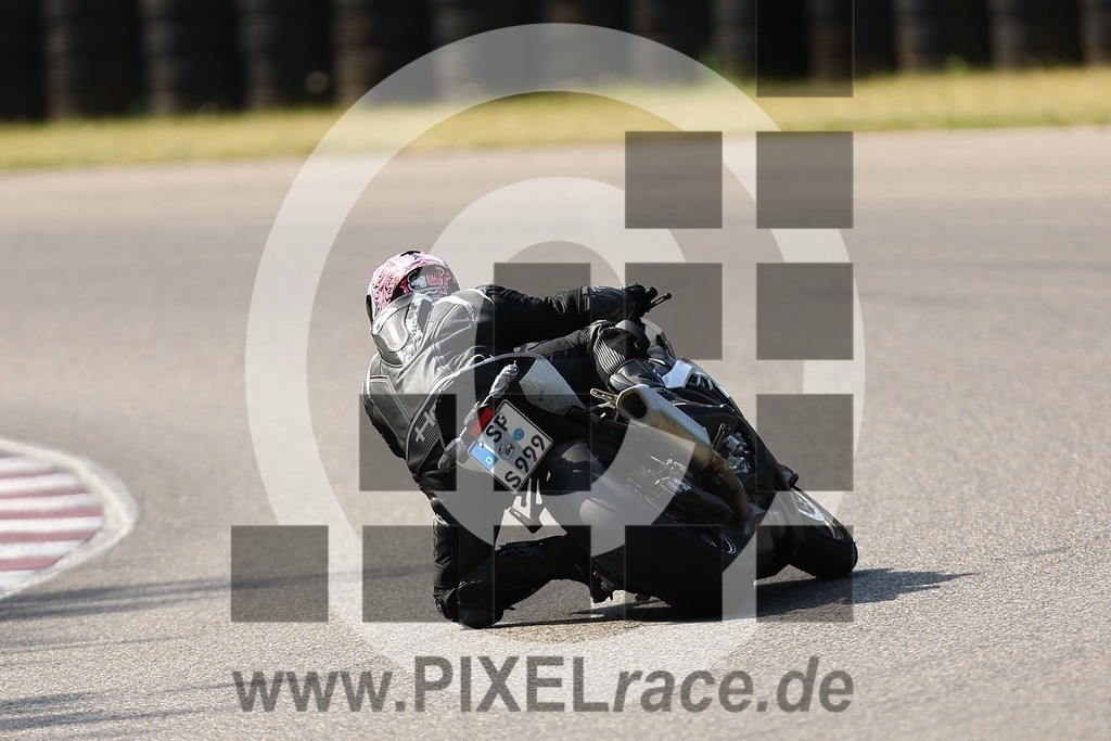 0039-20260502_00845 | Schöne Erinnerungen an spannende Momente - das festzuhalten ist unser Job. PIXELrace.de ist seit 2003 auf den Rennstrecken Europas unterwegs um die Action draußen beim Fahren und die wunderbare Stimmung imm Fahrerlager für euch einzufangen.