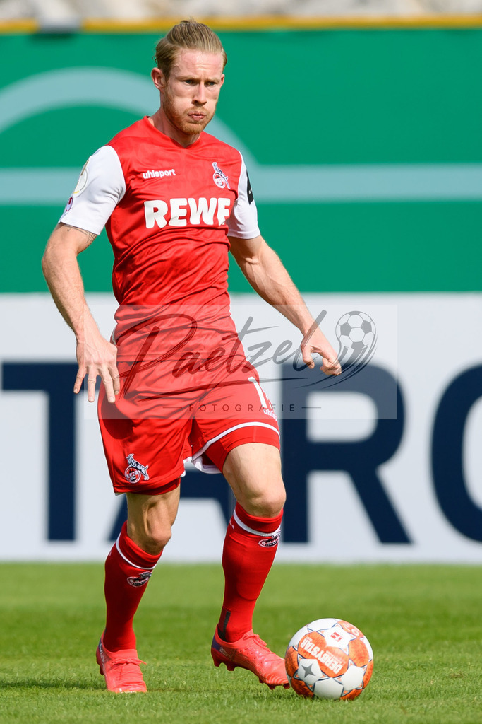 JENKOE20210808_219 | Fussball, Herren: Florian Kainz (1. FC Koeln) in Aktion, am Ball, Einzelaktion beim Spiel der 1. Runde im DFB-Pokal zwischen FC Carl Zeiss Jena und 1. FC Koeln im Ernst-Abbe-Sportfeld am 08.08.2021 in Jena, Deutschland.DFB / DFL REGULATIONS PROHIBIT ANY USE OF PHOTOGRAPHS AS IMAGE SEQUENCES AND/OR QUASI-VIDEO. - Realisiert mit Pictrs.com