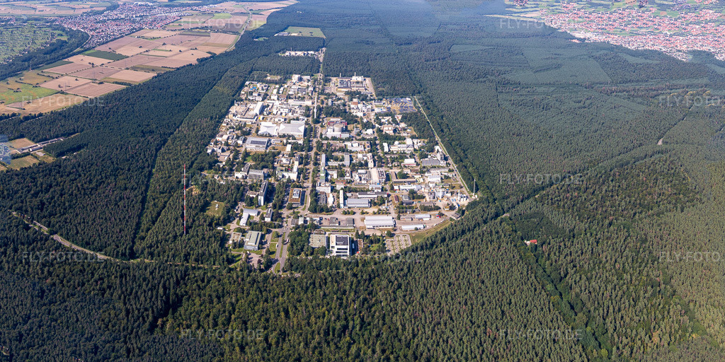 Luftbild: KIT-Campus Nord aus Süden im Ortsteil Neureut in Karlsruhe im Bundesland Baden-Württemberg in Deutschland. Foto: IMG_128022-Pano.jpg vom 12.08.2021 durch Werner Riehm/FLY-FOTO.deAuflösung des Originals: 9337 x 4669 px