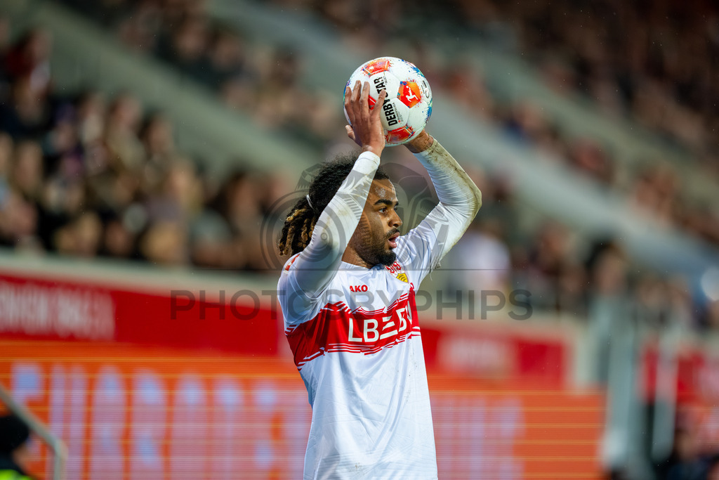 1. FC Heidenheim vs. VfB Stuttgart, Fussball, 1. Bundesliga, 23. Spieltag, Saison 2025/2026, 22.02.2026 | Lorenz Assignon (VfB Stuttgart, #22),1. FC Heidenheim vs. VfB Stuttgart, Fussball, 1. Bundesliga, 23. Spieltag, Saison 2025/2026, 22.02.2026Foto: photosbyphips/Philip Ziegler