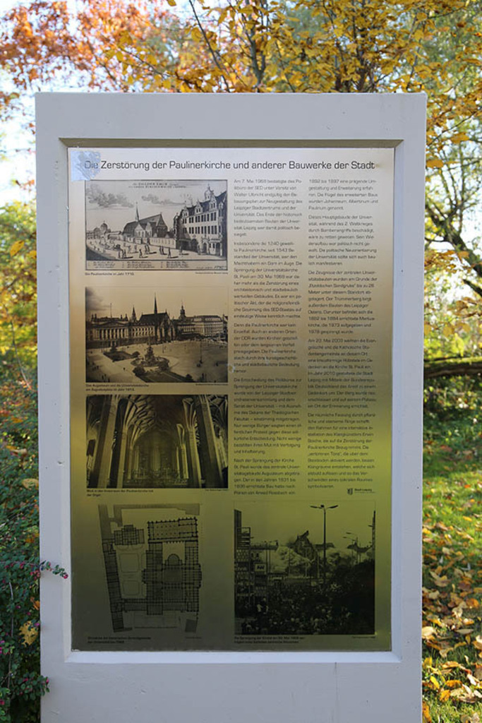 Foto: Leipzig - Etzoldsche Sandgrube - Park und Gedenkort | Das Team hinter BILDLEXIKON LEIPZIG bündelt historische wie aktuelle Informationen über die Stadt Leipzig in Text und Bild auf einer Plattform und stellt diese der interessierten Öffentlichkeit zur Verfügung.