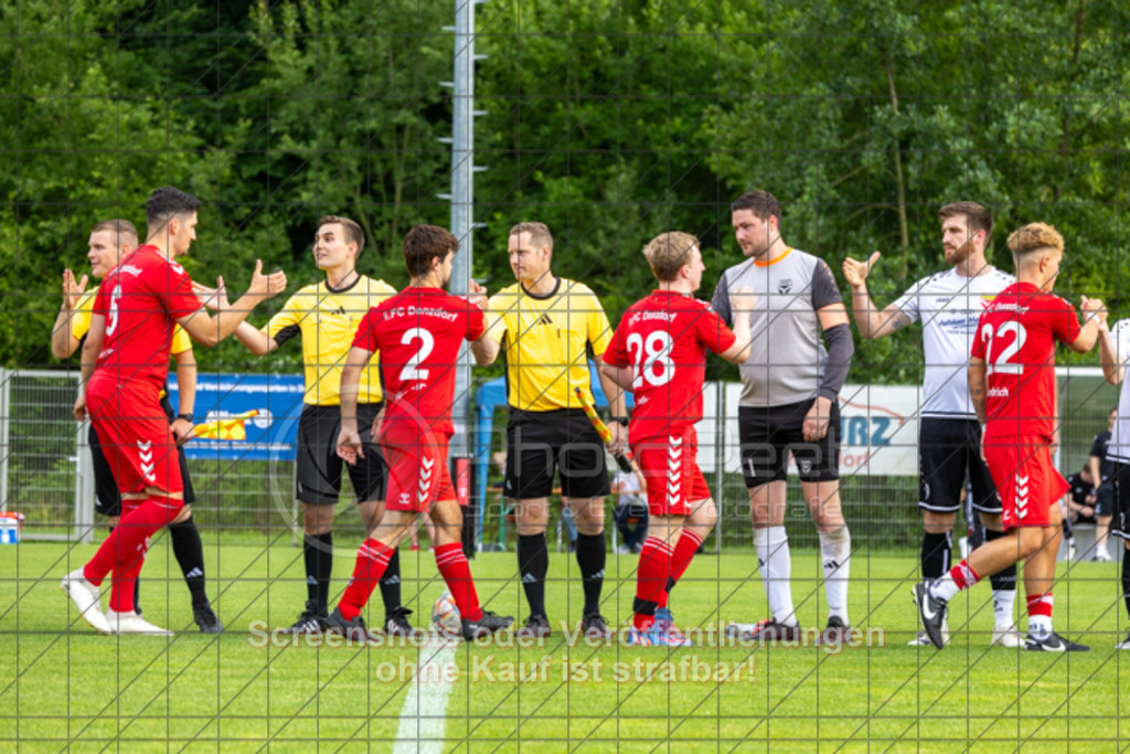20250616_182822_0088 | #,  TV Eybach (weiß) vs. 1.FC Donzdorf II (rot), Fussball, Entscheidungsspiel 3 in Kreisliga A3 - Bezirk Neckar/Fils, Saison 2024/2025, Rasensportplatz, Staufenecker Str. 41, 73084 Salach, 16.06.2025 - 18:30 Uhr,Foto: PhotoPeet-Sportfotografie/Peter Harich