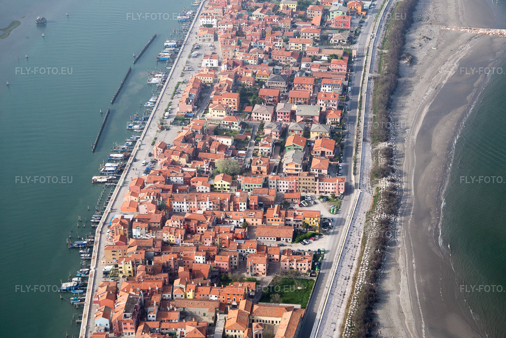 Vue aérienne: Zone d'habitation dans le district Pellestrina de Venise à Pellestrina dans le département Vénétie, Italie – .Photo: IMG_087438.jpg prise le 06/04/2016 par Werner Riehm/FLY-FOTO.eu – Résolution de l'original: 5472 x 3648 px