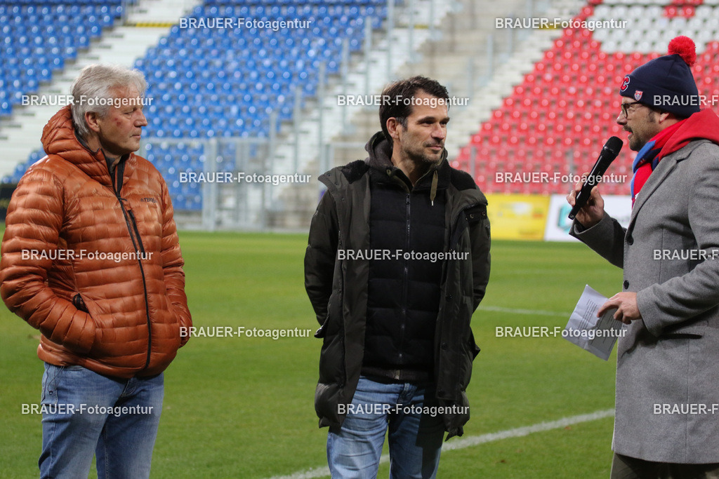 KFC Uerdingen - Ratingen 04/19 | Krefeld, Deutschland, 02.12.25 Ex-Spieler Marcel Witeczek und Markus Wedau (KFC Uerdingen) vor dem Oberliga Niederrhein Spiel zwischen KFC Uerdingen - Ratingen 04/19 im Krefelder Grotenburg Stadion am 02. Dezember 2025 in Krefeld (Foto von Ralph Görtz / Brauer-Fotoagentur)