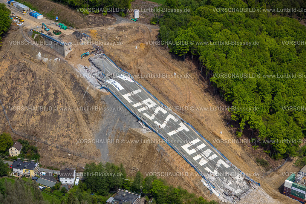 Luedenscheid230501357Rahmedebruecke | Luftbild, gesprengte Autobahnbrücke Rahmede bei Lüdenscheid, Aufräumarbeiten und Schadensermittlung, Lüdenscheid, Sauerland, Nordrhein-Westfalen, Deutschland