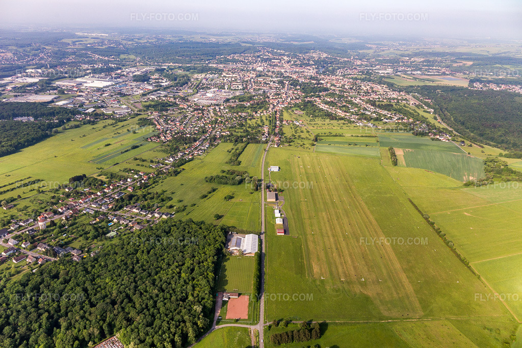 Aerial view: Sarreguemines - Neunkirch, airfield in Frauenberg in the state Moselle, France.Photo: IMG_107298.jpg taken on 05/19/2018 by Werner Riehm/FLY-FOTO.comResolution of the original: 5472 x 3648 px