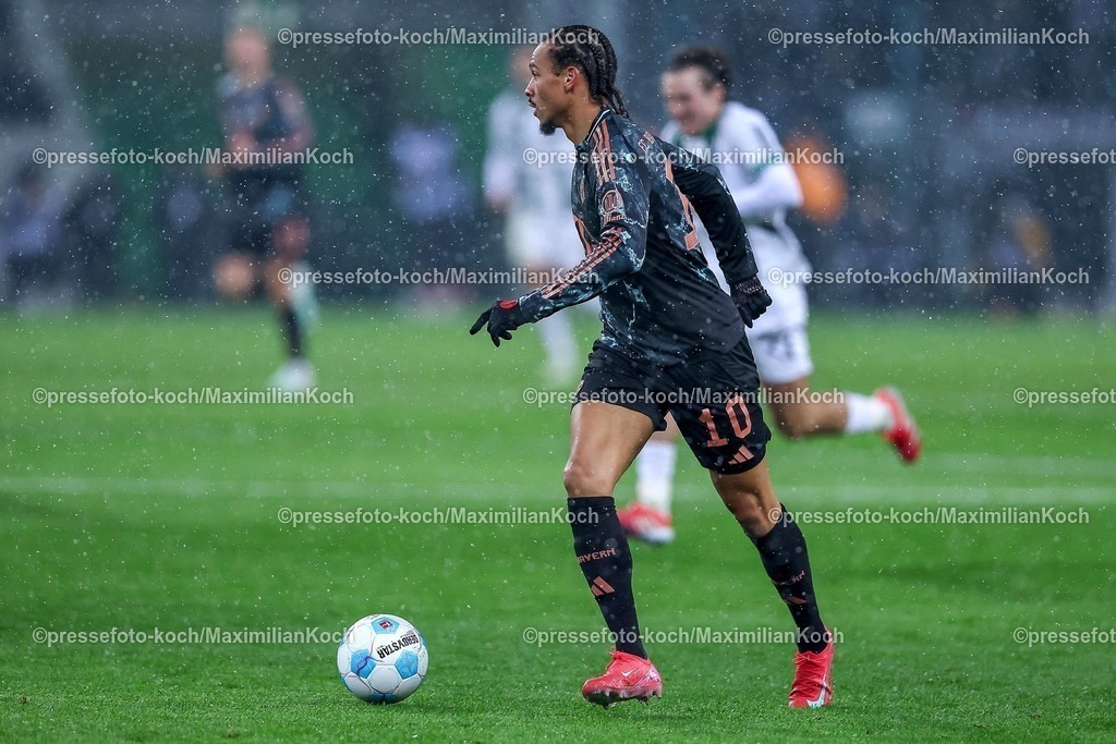BMG11012502188 | 11.01.2025, Fußball, Borussia Mönchengladbach - FC Bayern München, 1. Fußball Bundesliga, Borussia-Park, Saison 2024 2025: Leroy Sane (Bayern #10)DFB regulations prohibit any use of photographs as image sequences and or quasi-video.