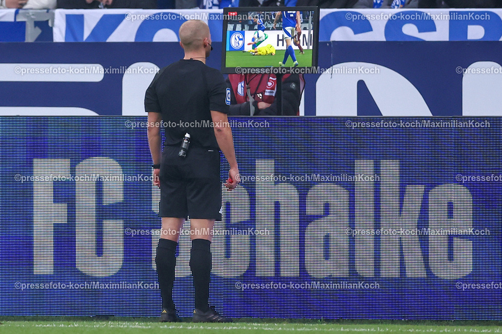 Schalke10112401084 | 10.11.2024, Fußball, FC Schalke 04 - SSV Jahn Regensburg, 2. Fußball Bundesliga, Veltins-Arena Gelsenkirchen, Saison 2024 2025: Der Schiedsrichter überptüft VA den Video AssistDFB regulations prohibit any use of photographs as image sequences and or quasi-video.