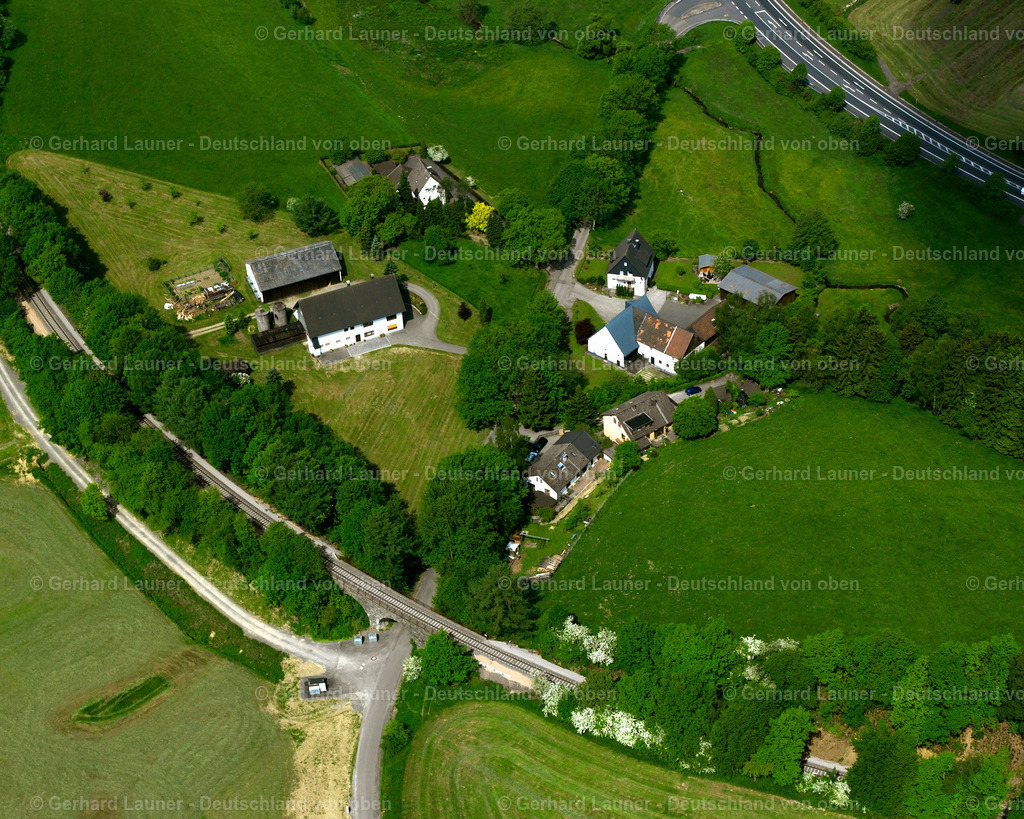 2632014 | Sinderhof NORDHELLEN 25.08.2016 Landwirtschaftliche Nutzflächen und Feldgrenzen  umsäumen das Siedlungsgebiet des Dorfes in Nordhellen im Bundesland Nordrhein-Westfalen, Deutschland // Agricultural land and field boundaries surround the settlement area of the village  in Nordhellen in the state North Rhine-Westphalia, Germany Foto: Gerhard Launer