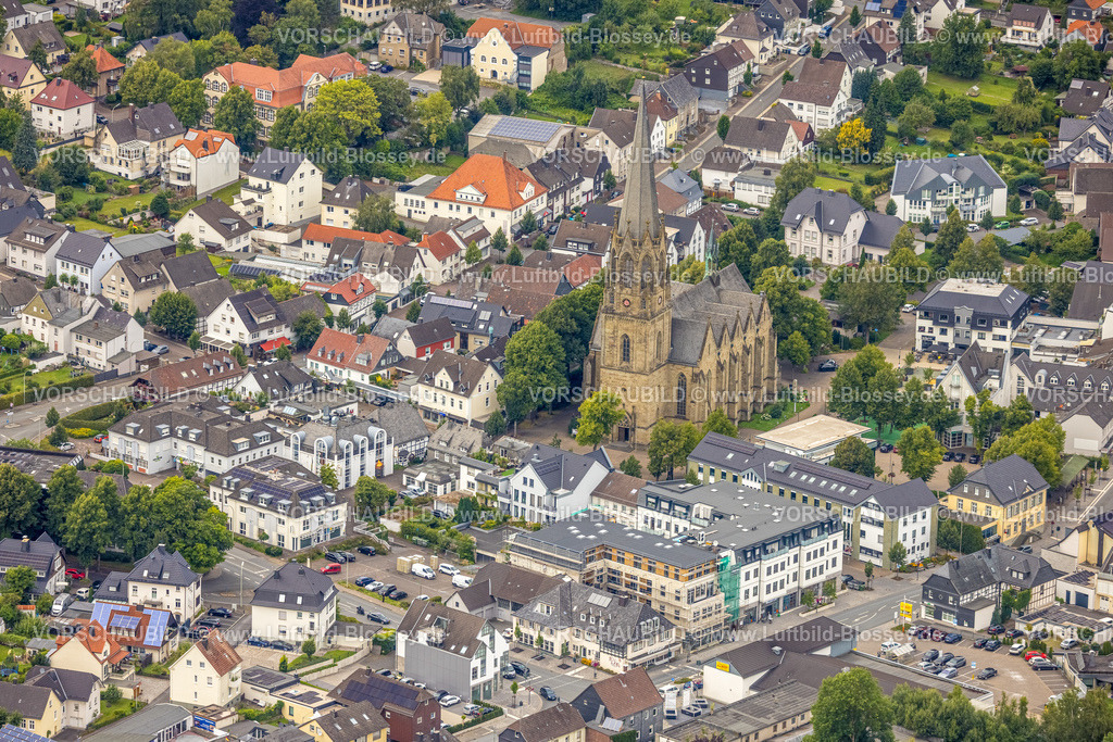 Warstein240713126 | Luftbild, Rathaus Stadtverwaltung, kath. Pfarrkirche St. Pankratius, Baustelle im Stadtzentrum mit Neubau Wohngebäude an der Hauptstraße, Warstein, Sauerland, Nordrhein-Westfalen, Deutschland