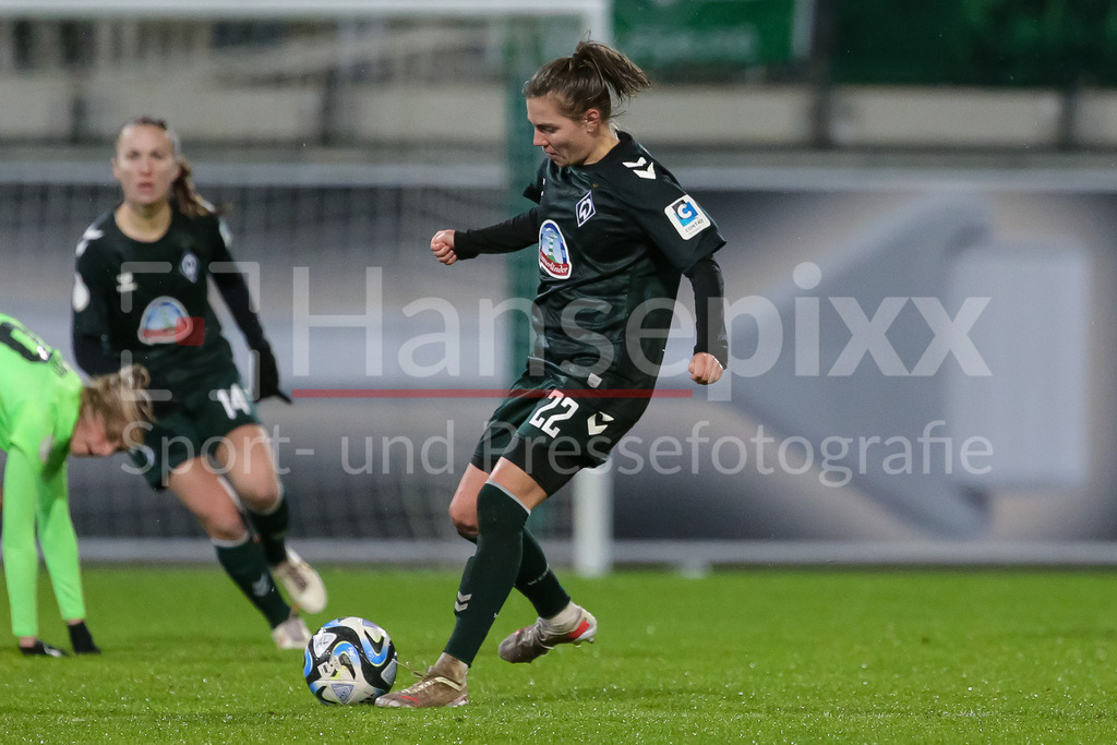 Fussball, DFB-Pokal Frauen, VfL Wolfsburg - SV Werder Bremen | v.li.: Rieke Dieckmann (SV Werder Bremen, 22) am Ball, Einzelbild, Ganzkörper, Aktion, Action, Spielszene, DIE DFB-RICHTLINIEN UNTERSAGEN JEGLICHE NUTZUNG VON FOTOS ALS SEQUENZBILDER UND/ODER VIDEOÄHNLICHE FOTOSTRECKEN. DFB REGULATIONS PROHIBIT ANY USE OF PHOTOGRAPHS AS IMAGE SEQUENCES AND/OR QUASI-VIDEO.