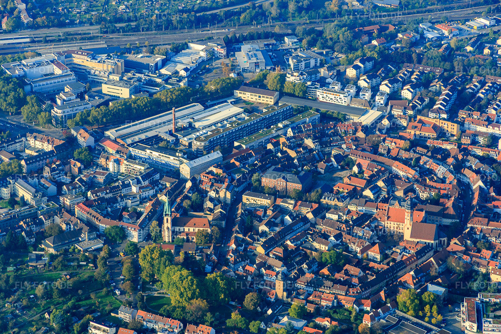 Luftbild: Altstadt aus Süden im Ortsteil Durlach in Karlsruhe im Bundesland Baden-Württemberg in Deutschland. Foto: IMG_075400.jpg vom 26.10.2014 durch Werner Riehm/FLY-FOTO.deAuflösung des Originals: 5472 x 3648 px