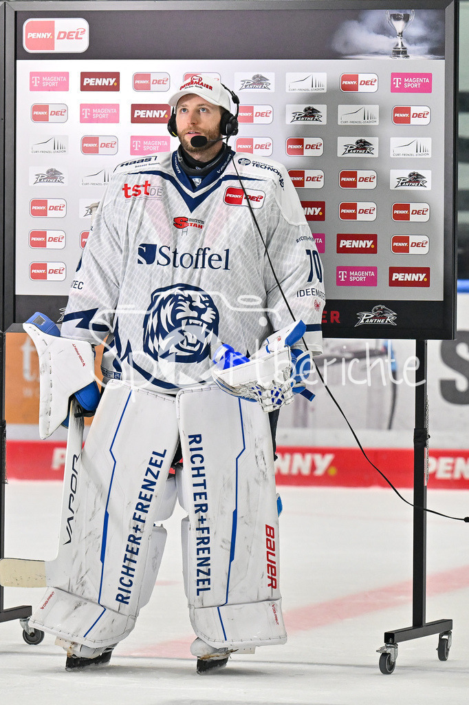 Augsburger Panther - Straubing Tigers | Zane McINTRYE (Straubing Tigers #70) gibt ein Interview bei MagentaSport nach dem Sieg in Augsburg / Freisteller / Einzelfoto / DEL: Augsburger Panther - Straubing Tigers, Curt Frenzel Stadiom am 20.10.2024