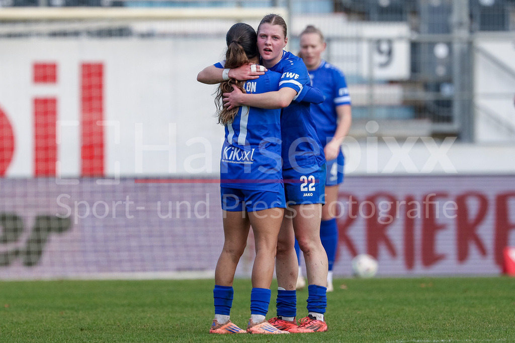 Fussball, 2. Frauen-Bundesliga, SV Meppen - VfB Stuttgart | v.li.: Genesis Castrellon (SV Meppen, 17) und Lilly Damm (SV Meppen, 22) umarmen sich, mit Jubel über den Sieg, Freude über das gewonnene Spiel, DIE DFB-RICHTLINIEN UNTERSAGEN JEGLICHE NUTZUNG VON FOTOS ALS SEQUENZBILDER UND/ODER VIDEOÄHNLICHE FOTOSTRECKEN. DFB REGULATIONS PROHIBIT ANY USE OF PHOTOGRAPHS AS IMAGE SEQUENCES AND/OR QUASI-VIDEO.