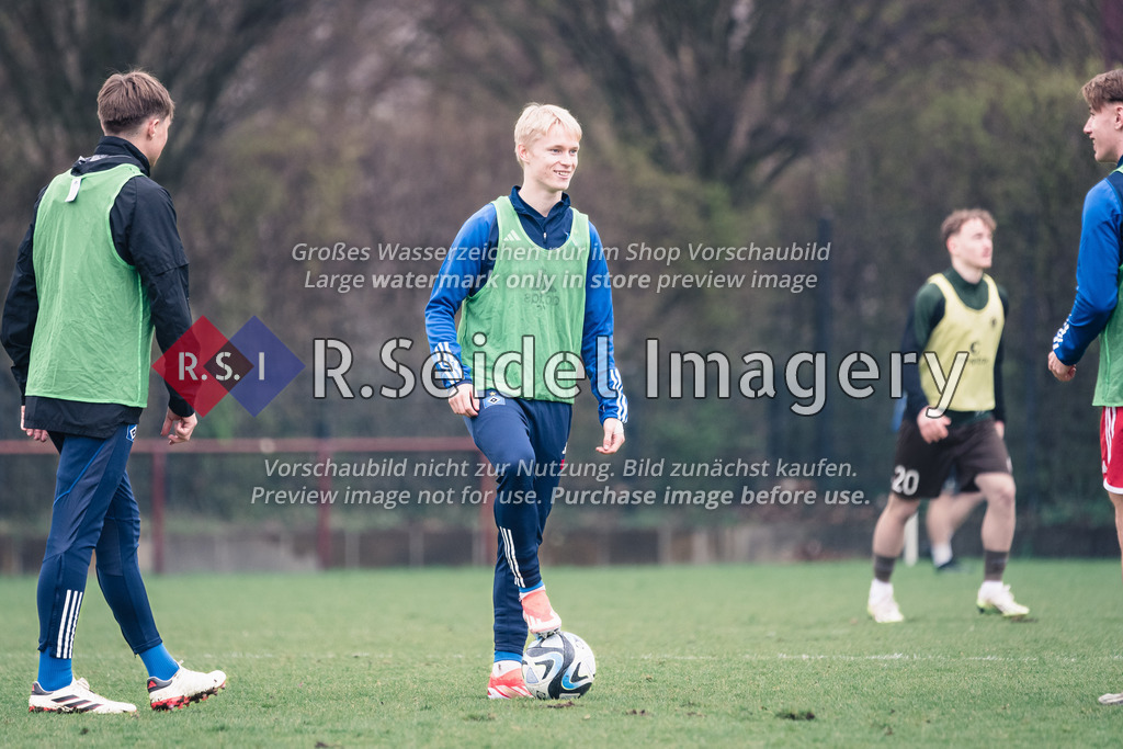 RS-1-035282 | Jesse Mikael Kilo (#18, HSV II) wärmt sich mit Mitspielern auf