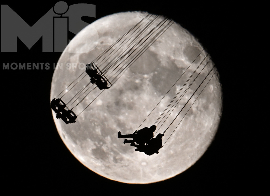 MIS_041221_bf099.JPG | 11.09.2022, Vollmond-Nacht, der Mond steht am Himmel, direkt hinter dem Fahrgeschäft "Allgäu-Flieger" im Skylinepark Rammingen. In den Gondeln des 150 Meter hohen Kettenkarusells kann man in dieser Nacht bis zum Mond und zurück fliegen... Fotografiert mit 800mm Teleobjektiv.   - Realisiert mit Pictrs.com