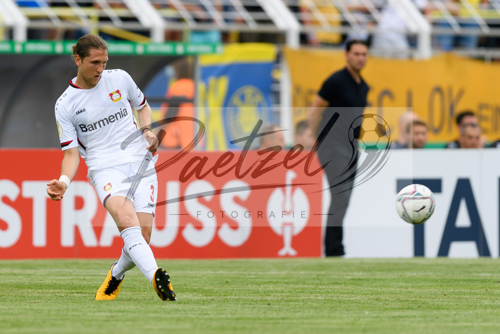LLELEV20210807_061 | Fussball, Herren: Panagiotis Retsos (Bayer 04 Leverkusen) in Aktion, am Ball, Einzelaktion beim Spiel der 1. Runde im DFB-Pokal zwischen 1. FC Lokomotive Leipzig und Bayer 04 Leverkusen im Bruno-Plache-Stadion am 07.08.2021 in Leipzig, Deutschland.DFB / DFL REGULATIONS PROHIBIT ANY USE OF PHOTOGRAPHS AS IMAGE SEQUENCES AND/OR QUASI-VIDEO. - Realisiert mit Pictrs.com