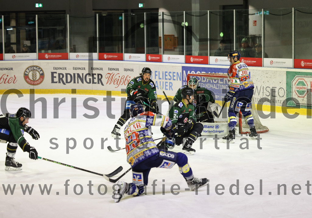 2022-12-09_060_TSV_Erding_gegen_EHC_Waldkraiburg | Erding, Deutschland, 09.12.2022:
Eishockey, Bayernliga 2022 / 2023, 19. Spieltag, TSV Erding gegen EHC Waldkraiburg, Endergebnis: 9:2

Michal Popelka (EHC Waldkraiburg, #63), Lukas Krämmer (Erding Gladiators, #24), Torwart Thomas Hingel (Erding Gladiators, #33)

Foto: Christian Riedel / fotografie-riedel.net