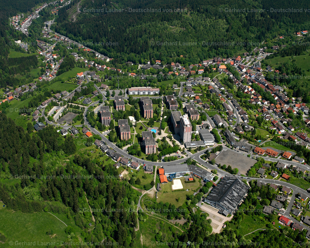 2638571 | ALTENAU 09.06.2006 Von Wald und Forstgebieten umgebener Ortskern der Straßen und Häuser und Wohngebiete in Altenau im Bundesland Niedersachsen, Deutschland // Surrounded by forest and forest areas center of the streets and houses and residential areas in Altenau in the state Lower Saxony, Germany Foto: Gerhard Launer