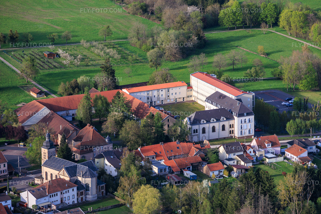Aerial view: Clos du Chateau Festival Hall, Mayor's Office and Primary School in Neufgrange in the state Moselle, France.Photo: IMG_154214.jpg taken on 04/17/2026 by Werner Riehm/FLY-FOTO.comResolution of the original: 5593 x 3728 px