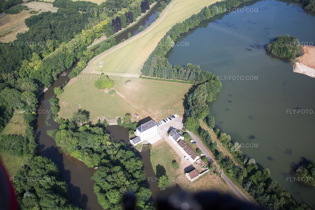 Aerial view: Vendôme in Naveil in the state Loir et Cher, France. – Photo: IMG_081099.jpg taken on 06/19/2015 by Werner Riehm/FLY-FOTO.com – Resolution of the original: 5472 x 3648 px